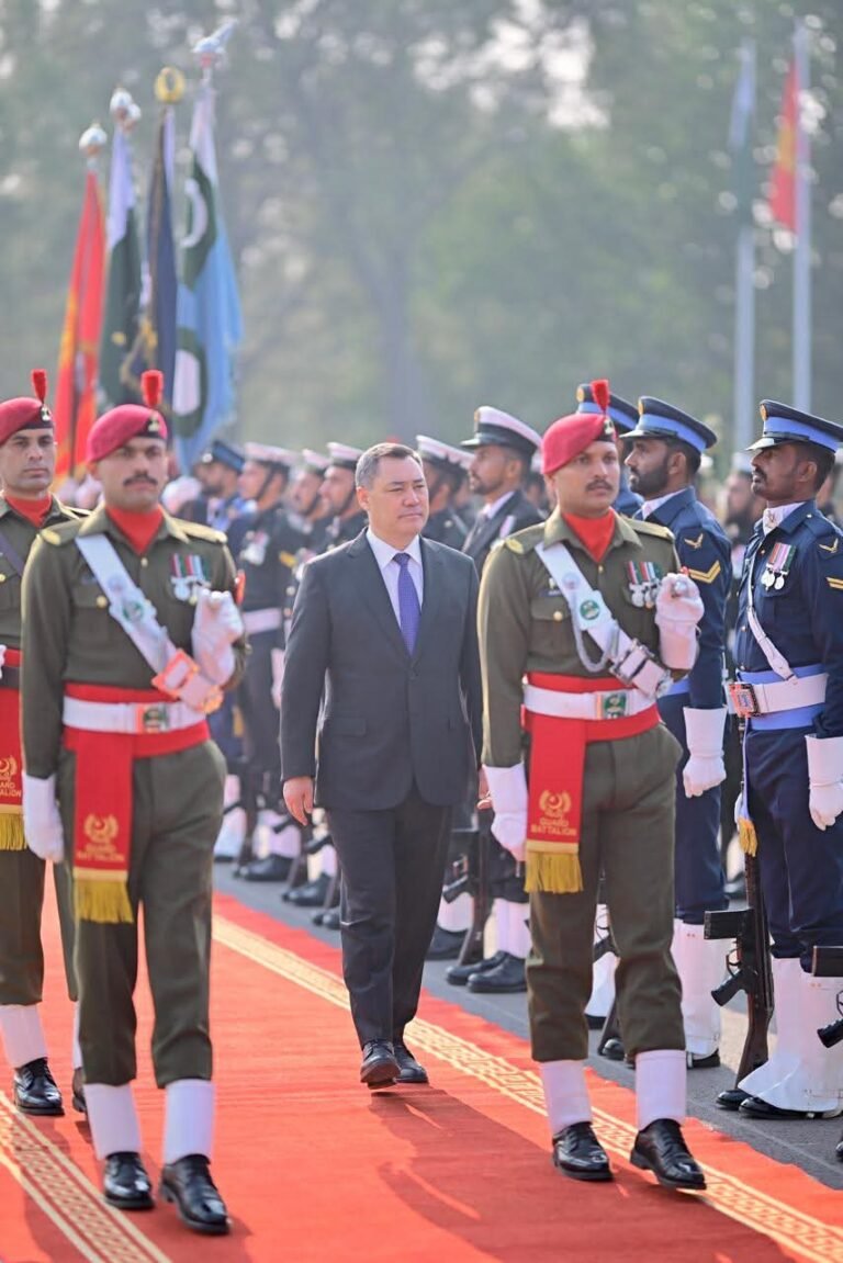 وزیراعظم ہاؤس میں کرغزستان کے صدر سادر ژاپاروف کو گارڈ آف آنر پیش 98 FB IMG 1764837817747