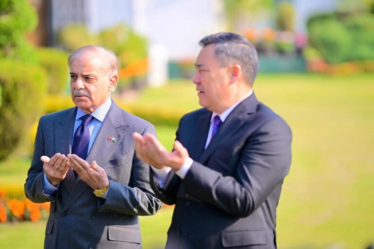 وزیرِاعظم شہباز شریف اور کرغیزستان کے صدر کی وزیراعظم ہاؤس میں یادگاری پودا لگانے کی تقریب 94 FB IMG 1764840490382