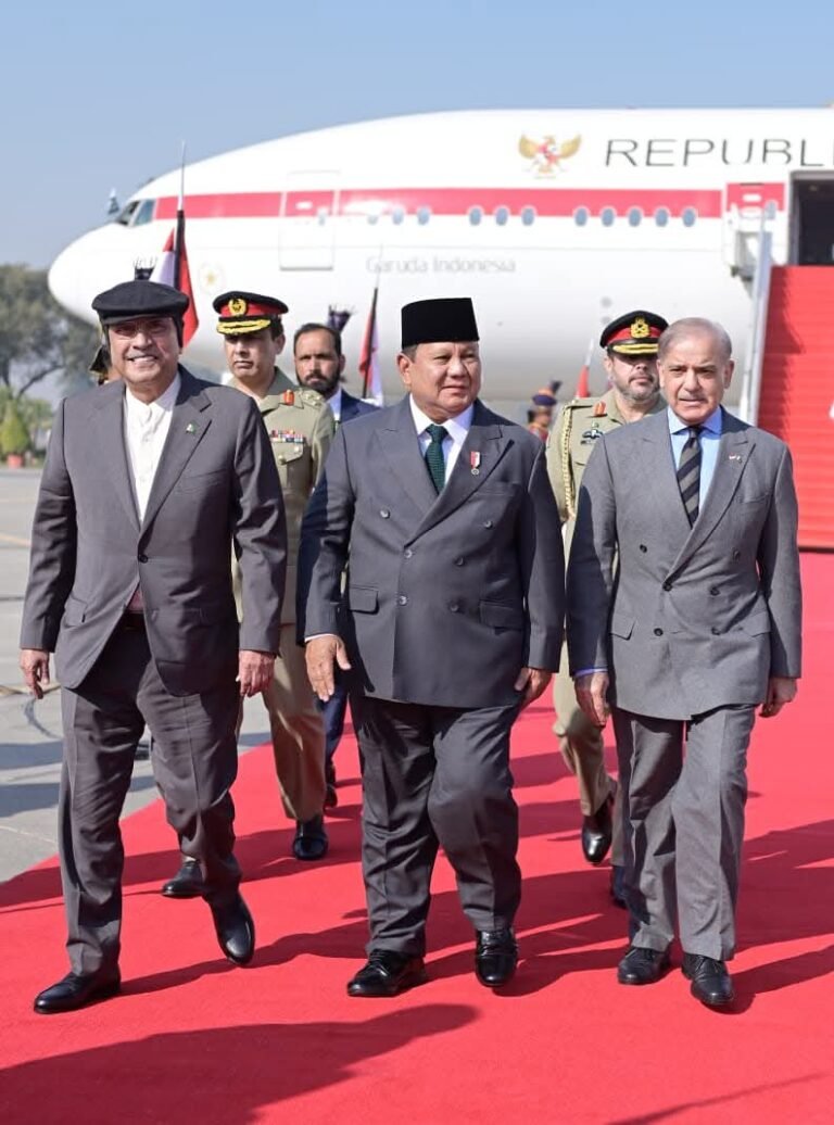 پاکستانی قیادت کا شاندار استقبال؛ صدر آصف علی زرداری اور وزیراعظم شہباز شریف کا انڈونیشین صدر پرابوو سبیانتو کذا نور خان ایئربیس پر پرتپاک خیرمقدم
