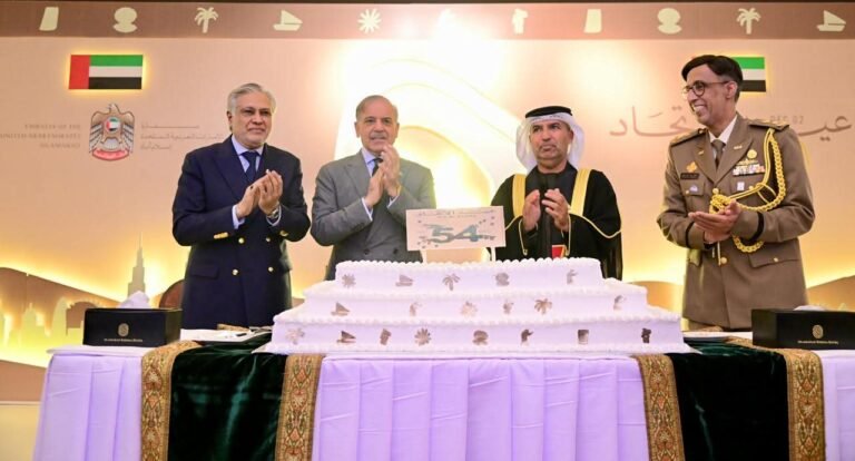 وزیراعظم شہباز شریف کی شرکت، متحدہ عرب امارات کے قومی دن کی تقریب میں کیک کاٹ کر یکجہتی کا اظہار