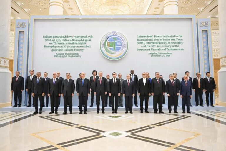 عالمی امن و اعتماد فورم: وزیرِاعظم شہباز شریف فیملی فوٹو میں شریک