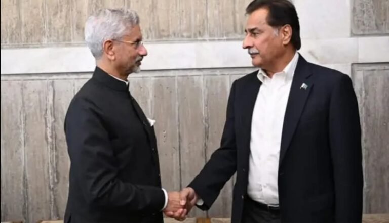 بنگلہ دیش میں تعزیتی تقریب کے دوران اسپیکر قومی اسمبلی ایاز صادق سے بھارتی وزیر خارجہ کی ملاقات
