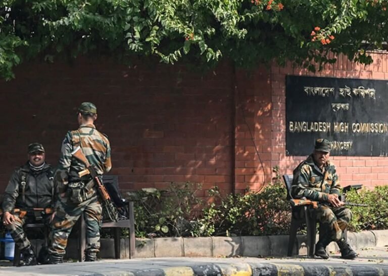 سیکیورٹی خدشات: بنگلہ دیش نے انڈیا میں تین سفارتی مشنز کے ویزا سیکشن عارضی طور پر بند کر دیے