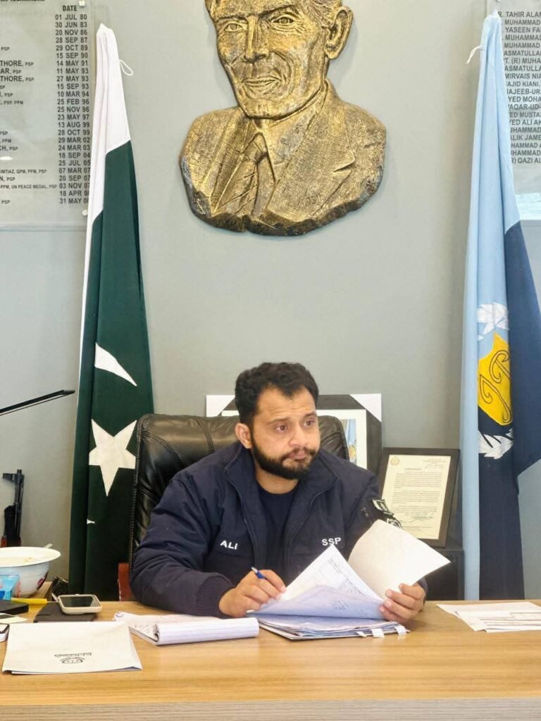 ایس ایس پی آپریشنز اسلام آباد قاضی علی رضا نے ایس پی سیکیورٹی آپریشنز کے ہمراہ تھانہ شالیمار اور ڈولفن ہیڈکوارٹرز کا دورہ کیا