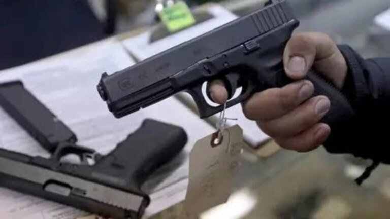 Rs 13.1 million snatched at gunpoint in Karachi