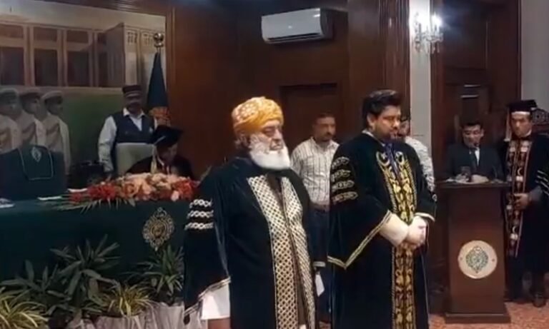 مولانا فضل الرحمان کو پی ایچ ڈی کی اعزازی ڈگری، سرسید یونیورسٹی کراچی کا اعزاز