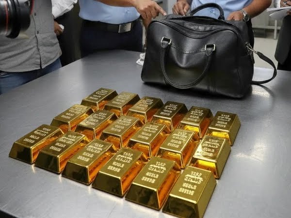 کراچی ایئرپورٹ پر مسافر سے 100 تولہ سونے کی اینٹیں برآمد