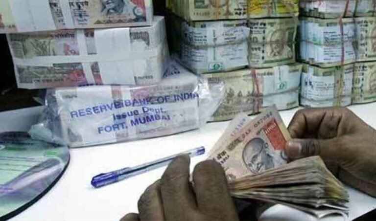 بھارت میں معاشی بحران، بھارتی روپیہ قدر کھونے لگانئی دہلی: بھارتی معیشت کو شدید دھچکا لگا ہے