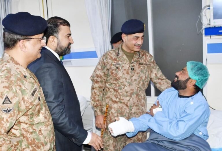 آرمی چیف کا کوئٹہ دورہ، دہشتگردوں کے خلاف سخت کارروائی کا اعلان
