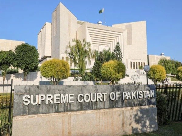 ہتک عزت کیس؛ شہباز شریف کے خلاف عمران خان کی درخواست پر سپریم کورٹ نے 3 رکنی بینچ تشکیل دینے کا حکم دے دیا