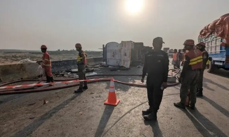 کراچی سپر ہائی وے پر متعدد گاڑیاں ٹکرا گئیں، 11 افراد جاں بحق