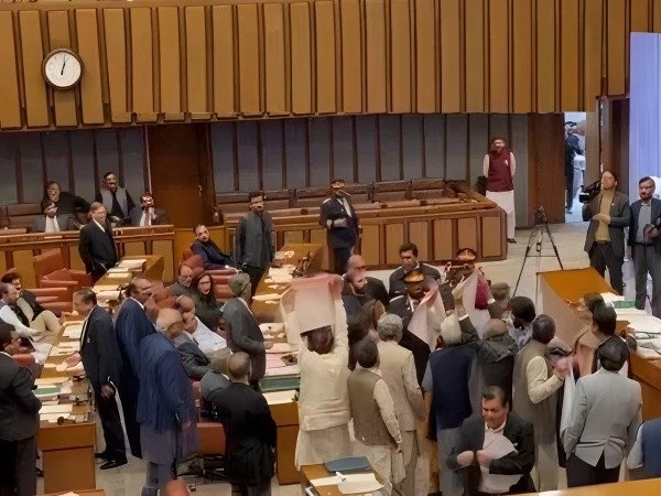 سینیٹ میں بانی پی ٹی آئی کی صحت سے متعلق قرارداد مسترد، اپوزیشن کا شدید احتجاج