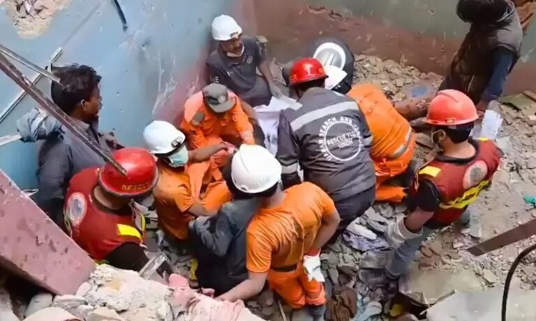کراچی: سحری کے وقت گیس دھماکا، 16 افراد جاں بحق، تین منزلہ عمارت ملبے کا ڈھیر