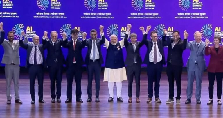 دو اے آئی سمٹس — ایک تصویر، ایک خاموش پیغام، اور پاکستان