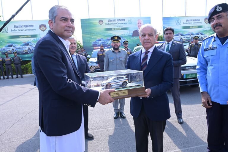 اسلام آباد ٹریفک پولیس کو ماحول دوست الیکٹرک وہیکلز کی فراہمی، وزیراعظم نے تقریب سے خطاب کیا