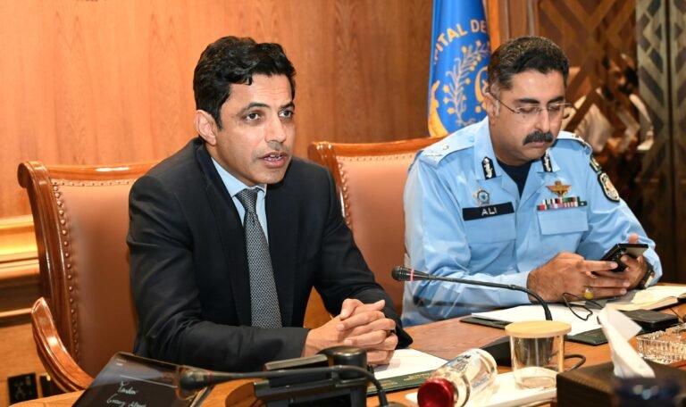 اسلام آباد: چیف کمشنر و چیئرمین سی ڈی اے سہیل اشرف کی زیر صدارت کفایت شعاری اور ایندھن بچاؤ کے اقدامات پر اہم اجلاس