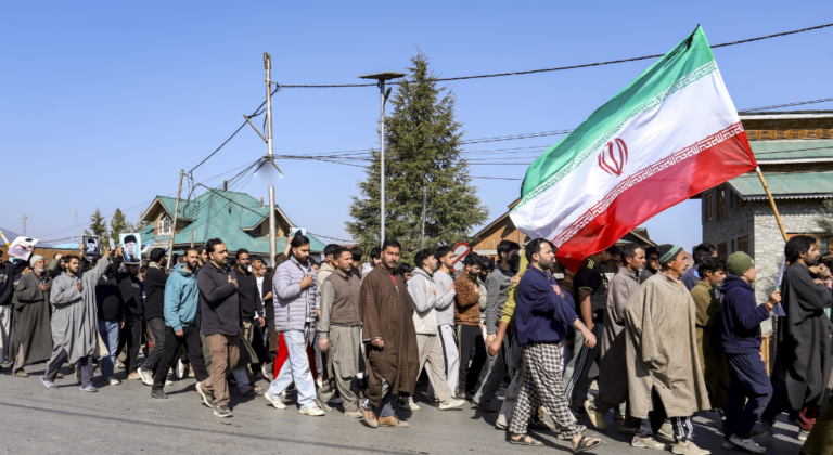 خامنہ ای کی موت کے بعد اُمڈا عوامی سیلاب، دہائیوں پرانا ایران-کشمیر رشتہ پھر سرخیوں میں