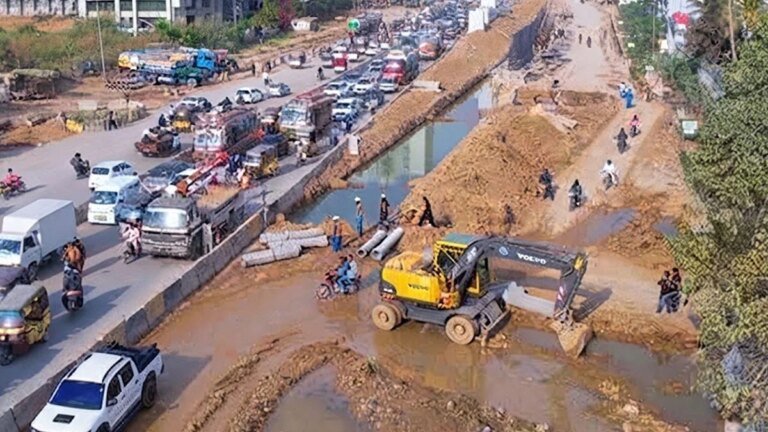 FWO sets September targets for Karachi University Road traffic lanes
