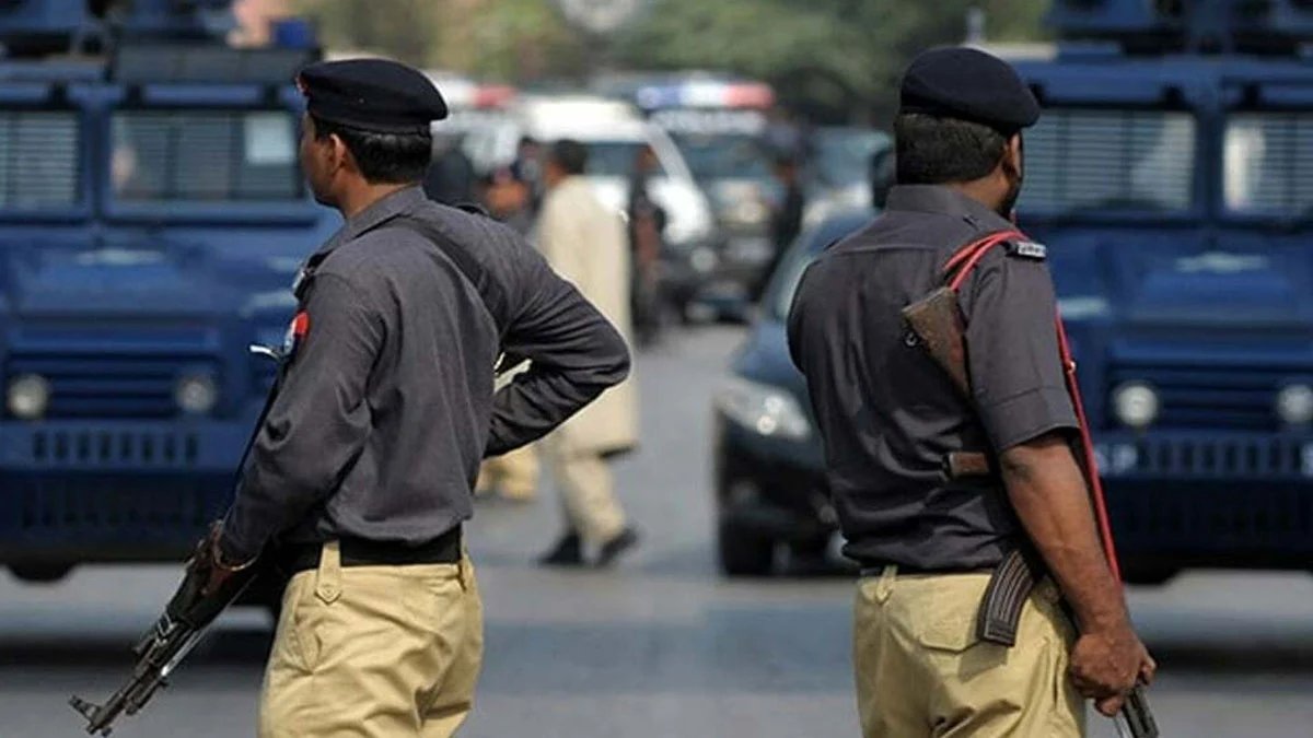 Karachi police firing motorcyclists injured