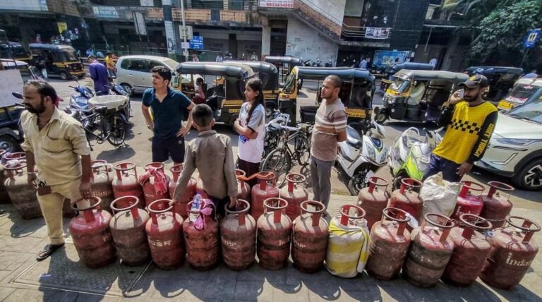 ایل پی جی سلنڈر کے لیے قطار میں کھڑے دو لوگوں کی موت، سپلائی کو لے کر تشویش میں اضافہ 37 LPG Cylinders PTI03 07 2026 000033A