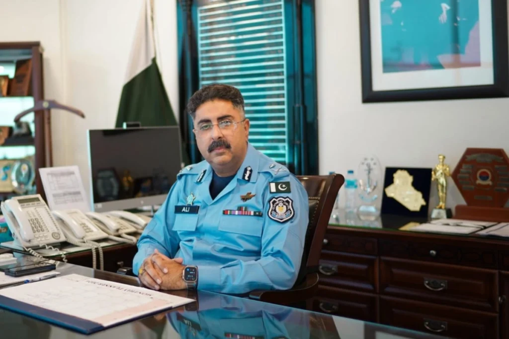 آئی جی اسلام آباد کا ٹریفک ہیڈکوارٹرز فیض آباد کا اچانک دورہ، شہریوں کو معیاری سہولیات کی فراہمی یقینی بنانے کی ہدایت 1 May 12 2025 22.47.56 WhatsApp Image 2025 05 12 at 9.39.10 PM 1