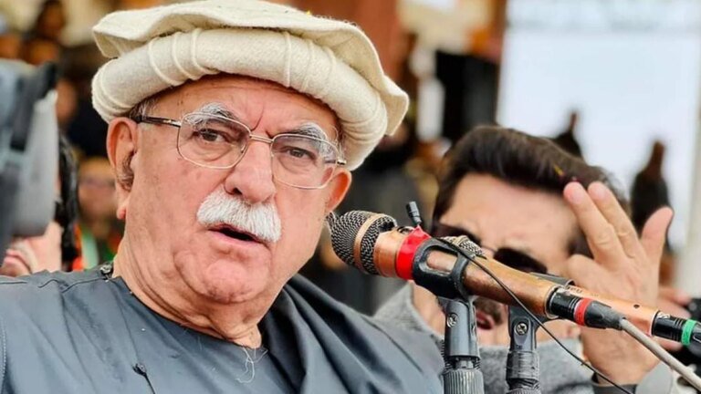 Mehmood Achakzai backs Fazal ur Rehman as interim PM