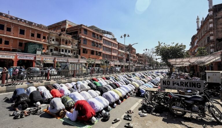 سنبھل مسجد میں نمازیوں کی تعداد محدود کرنے کا آرڈر منسوخ، الہ آباد ہائی کورٹ نے یوپی انتظامیہ کی سرزنش کی 28 Namaz offering