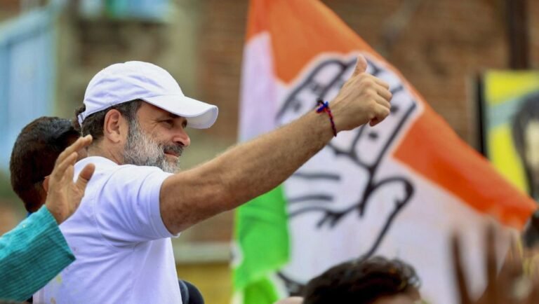 کانگریس نے 61 سیٹوں پر امیدوار اتارے، صرف 6 پر جیت 80 Rahul Gandhi Voter Adhikar Yatra PTI08 19 2025 000157A scaled 1