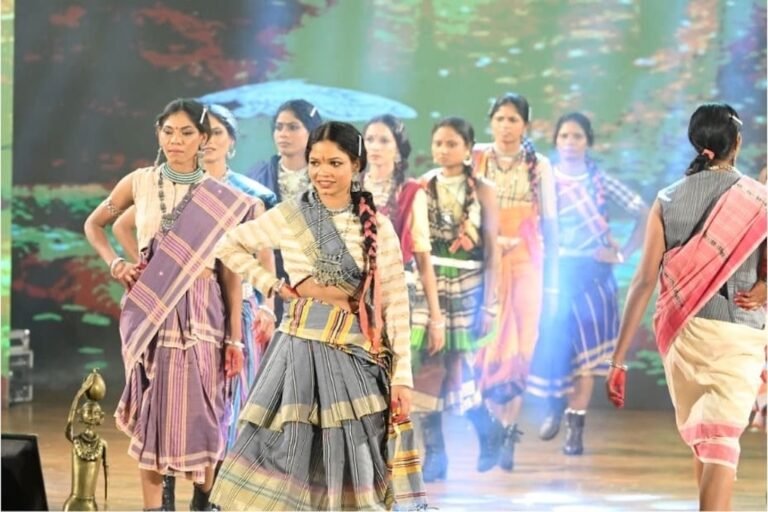 سابق ماؤ نواز خواتین نے کہا، ’دھوکے سے کرایا گیا ریمپ واک‘