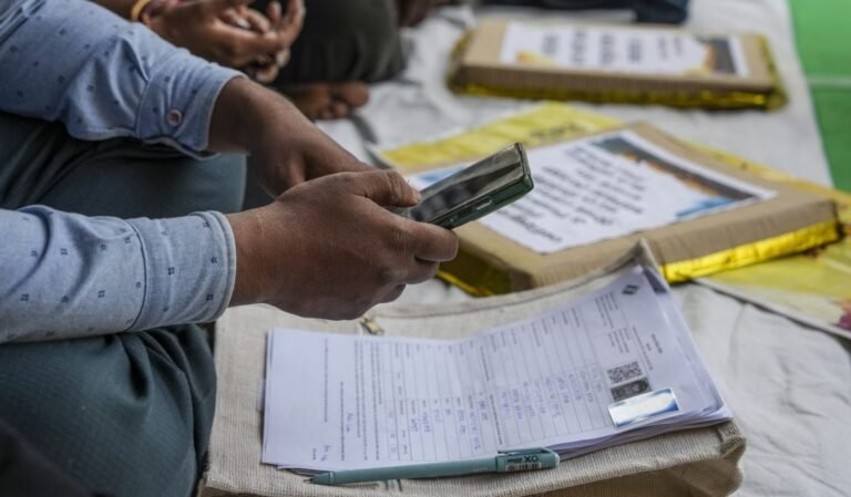 سپریم کورٹ کا ایس آئی آر نوٹیفکیشن پر الیکشن کمیشن سے سوال، کمیشن نے شہریت کی تصدیق کے عمل کا دفاع کیا 81 SIR BLO Electoral Roll PTI11 26 2025 000572B scaled 1 1