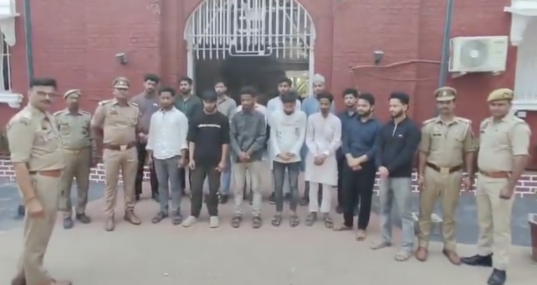 بھارتیہ جنتا یوا مورچہ لیڈر کی شکایت پر گنگا میں کشتی پر افطار کرنے والے 14 مسلمان گرفتار
