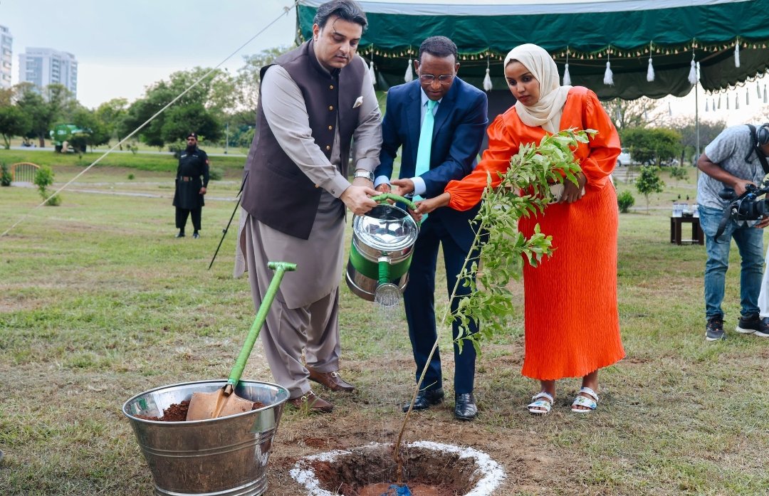 سی ڈی اے کی F-9 پارک اسلام آباد میں ایتھوپین ایمبیسی کی 'پلانٹ فراٹرنٹی' مہم کی میزبانی 1 Screenshot 20250821 164020 1