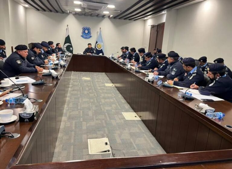 ایس ایس پی آپریشنز اسلام آباد کا ایس ایچ اوز کے ساتھ اہم اجلاس