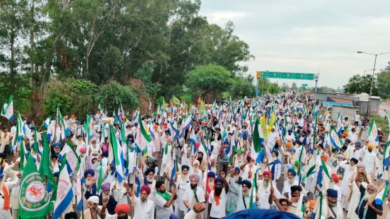 ہندوستان-امریکہ تجارتی معاہدے کے خلاف دہلی جا رہے کسانوں کو روکنے کے لیے شمبھو بارڈر سیل