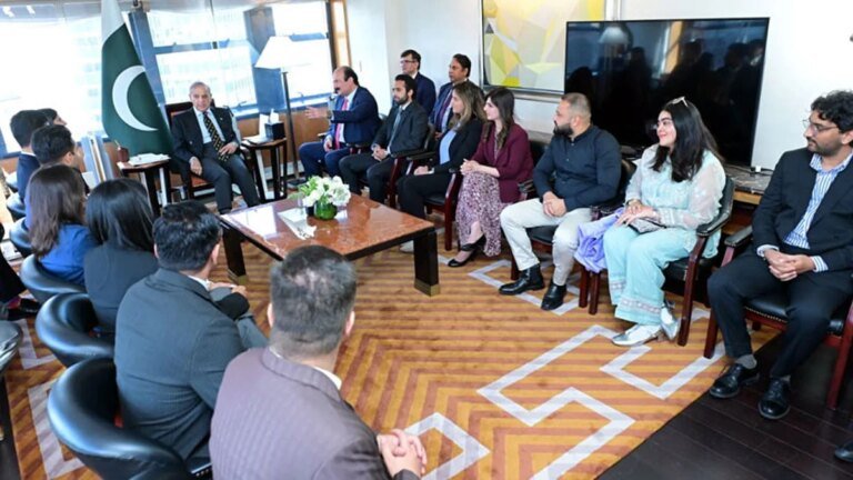 Shehbaz Sharif meets Pakistani youth, diaspora during US visit