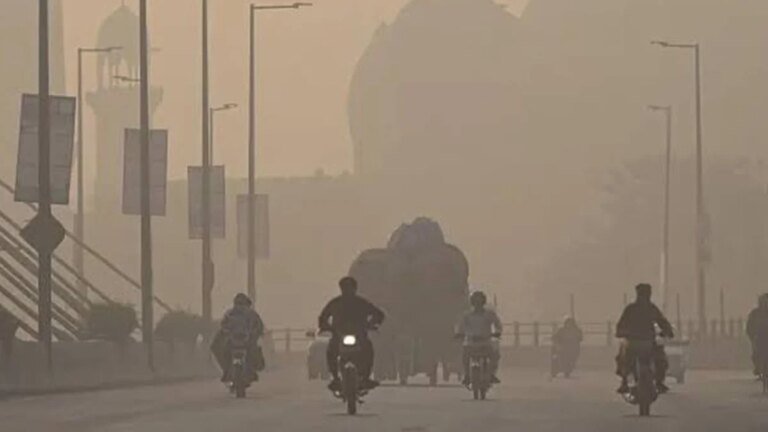 Carpooling made mandatory for Lahore schools amid worsening smog