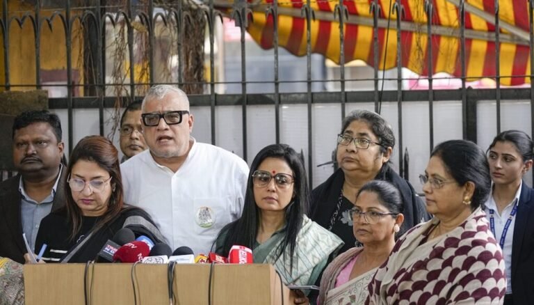 سی ای سی گیانیش کمار سے ملے ٹی ایم سی لیڈر، کہا