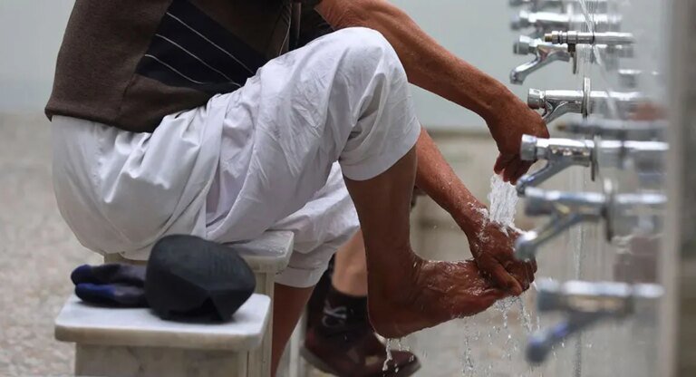 Texas seeks federal probe of airport ablution facilities