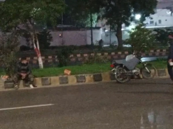 کراچی: شاہراہِ فیصل پر آئل گرنے سے متعدد ٹریفک حادثات، تین موٹر سائیکل سوار زخمی 82 accident1766717049 0