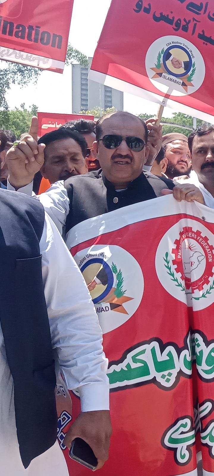 یوم مزدور 2026: پاکستان میں محنت کشوں کو خراج تحسین، کنٹریکٹ ورکرز کی مستقلی کا مطالبہ 42 af0b892ab18f47fbb170d2e21dcefcb3 1