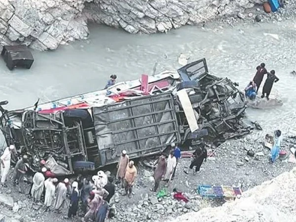 bus falls into a ditch1793242667 0
