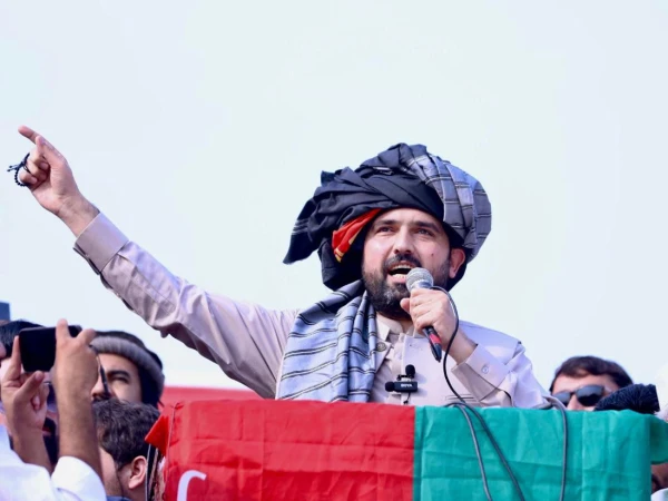 انتخابی عملے کو دھمکیاں دینے کے معاملہ: وزیراعلیٰ خیبرپختونخوا الیکشن کمیشن میں پیش