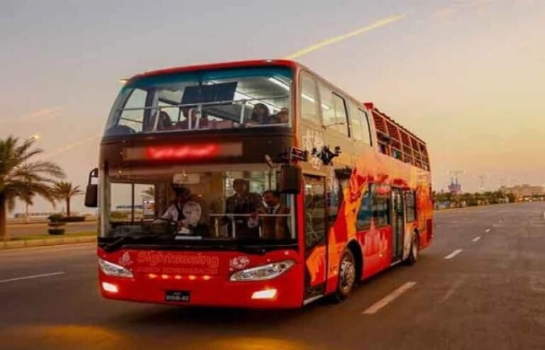 کراچی میں ڈبل ڈیکر بسوں کی آمد، شہریوں کے لیے خوشخبری