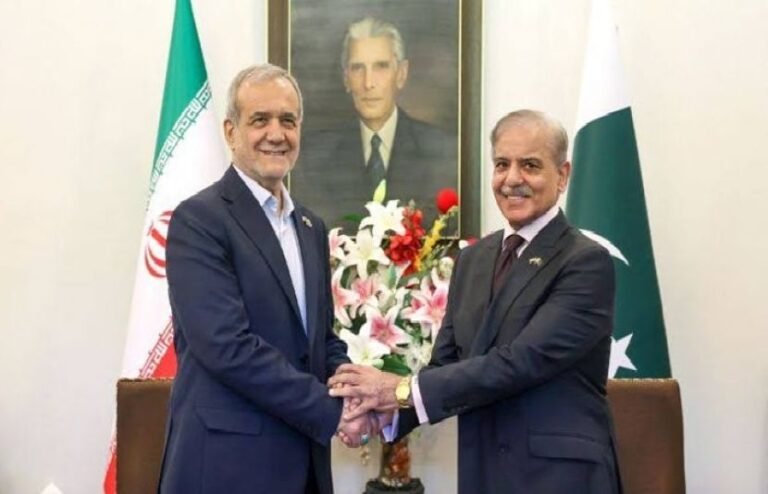 وزیراعظم سے ایران کے صدر مسعود پزشکیان کی نیویارک میں ملاقات، پاک ایران تعلقات اور خطے کی صورتحال سمیت اہم امور پر گفتگو