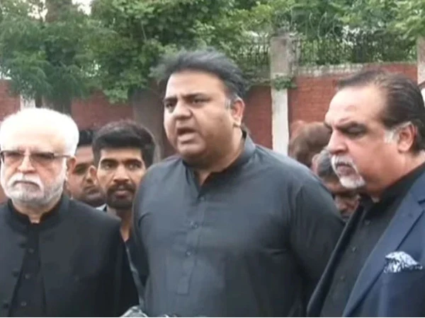 پی ٹی آئی کی موجودہ قیادت میں اہلیت نہیں اور ان کی کوئی اہمیت بھی نہیں ہے، فواد چوہدری 90 fawad imran molvi1762000987 0