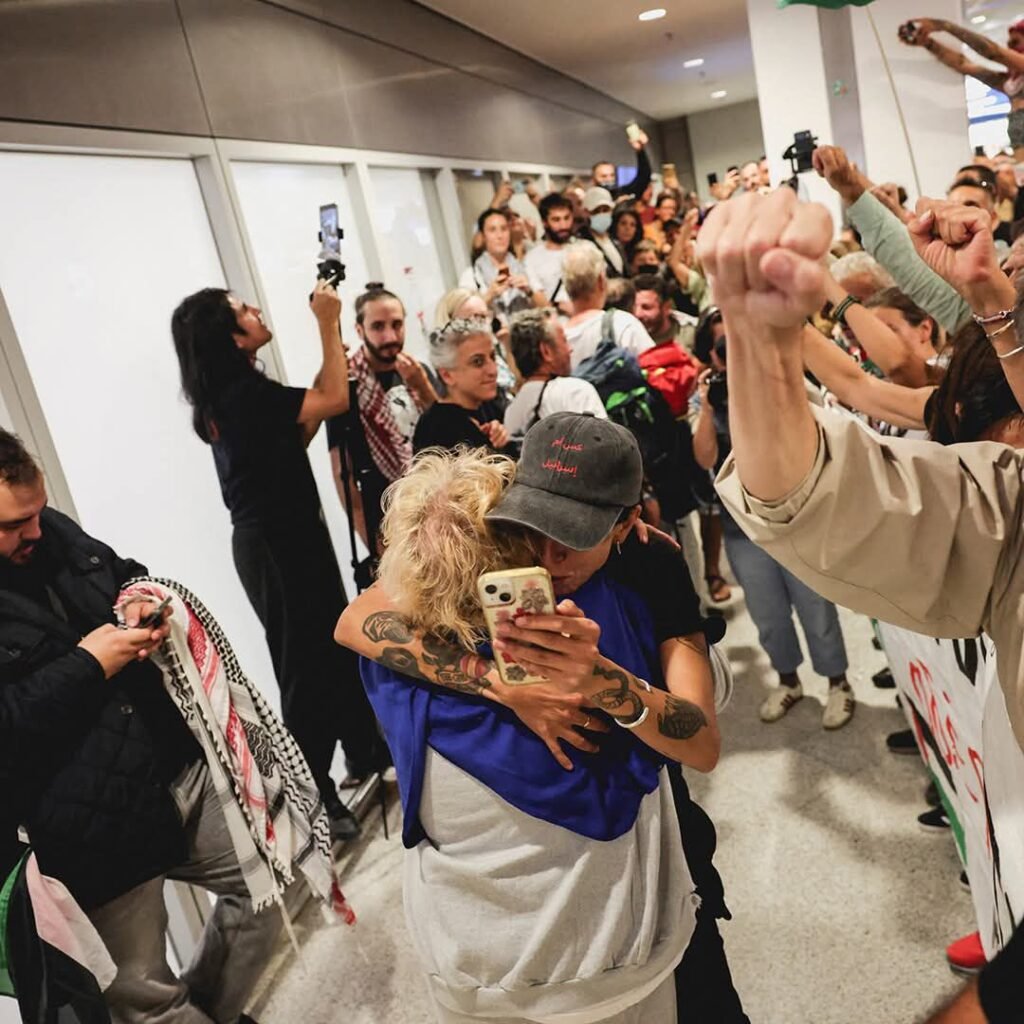 <br>گریٹا تھنبرگ سمیت فلوٹیلا کے گرفتار کارکنان کی رہائی، یونان پہنچنے پر شاندار استقبال 2 fb img 17598238659429066662963712772836