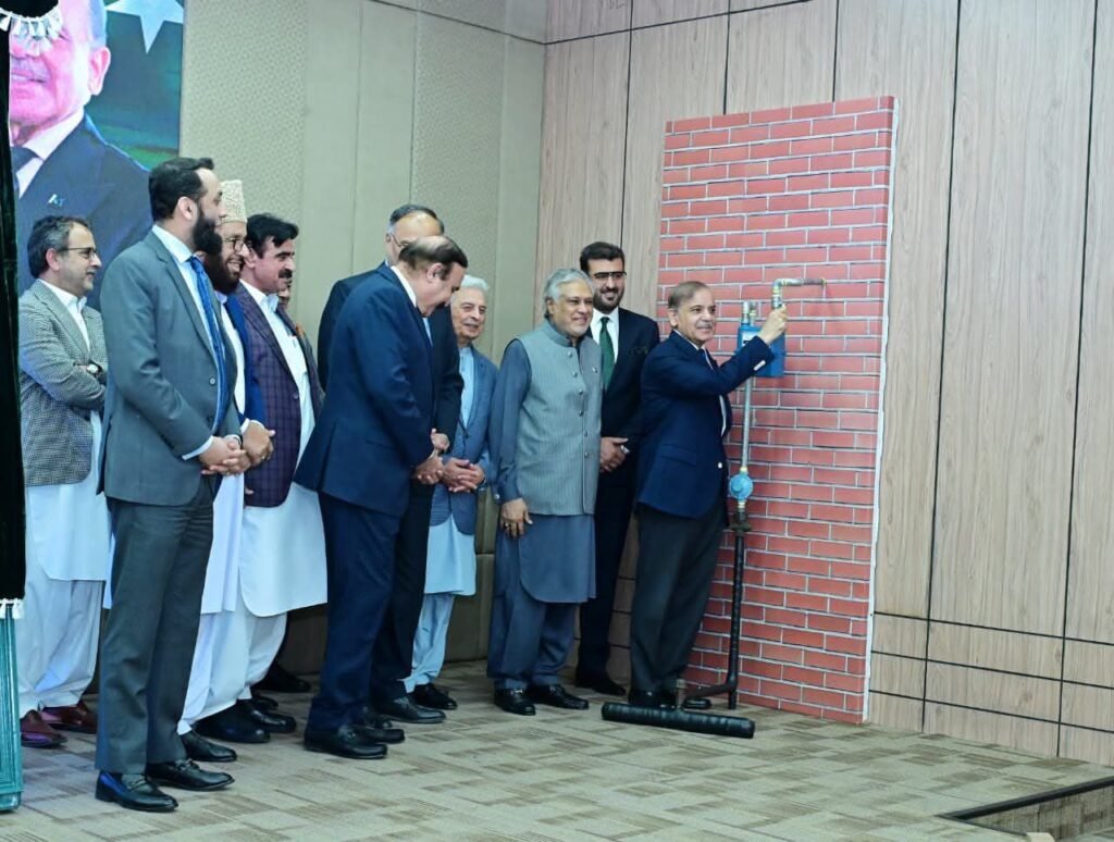 وزیرِاعظم شہباز شریف نے گھریلو آر ایل این جی کنکشنز کی بحالی کا افتتاح کر دیا 2 fb img 17615487540994686941583224662350