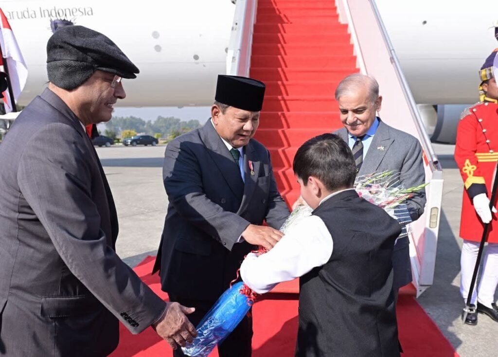 پاکستانی قیادت کا شاندار استقبال؛ صدر آصف علی زرداری اور وزیراعظم شہباز شریف کا انڈونیشین صدر پرابوو سبیانتو کذا نور خان ایئربیس پر پرتپاک خیرمقدم 2 fb img 17651899289711856022662942084729