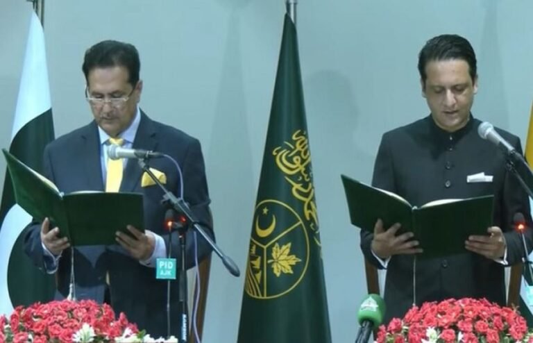بیرسٹر افتخار گیلانی نے وزیراعظم آزاد کشمیر کے عہدے کا حلف اٹھا لیا