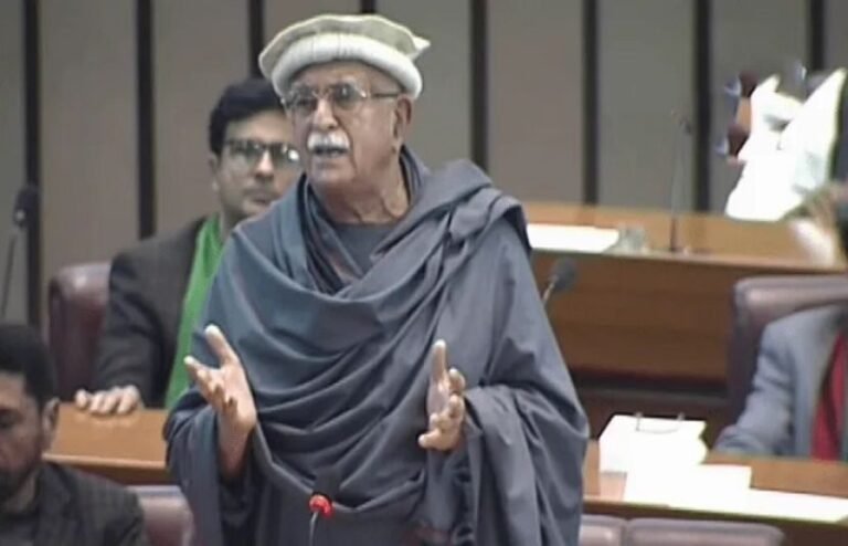 قومی اسمبلی میں اپوزیشن لیڈر محمود اچکزئی کو تبدیل کرنے کی تجویز، پی ٹی آئی کور کمیٹی اجلاس کی اندرونی خبر سامنے آگئی